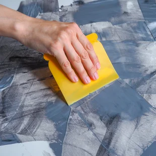 Putze (kreative Wandgestaltung) - Mit einem speziellen Spachtel werden Farbtechniken an die Wand gebracht.