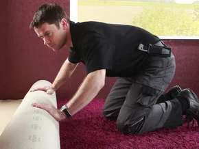Fachgerechte Teppichverlegung durch eigene Handwerker in Lübeck - Saubere Ausführung durch eigenes Fachpersonal.